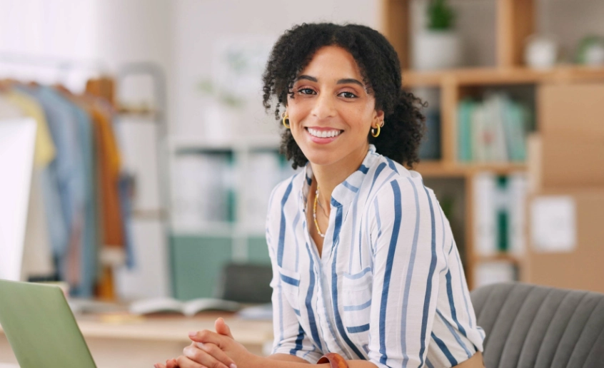 foto van een lachende mevrouw